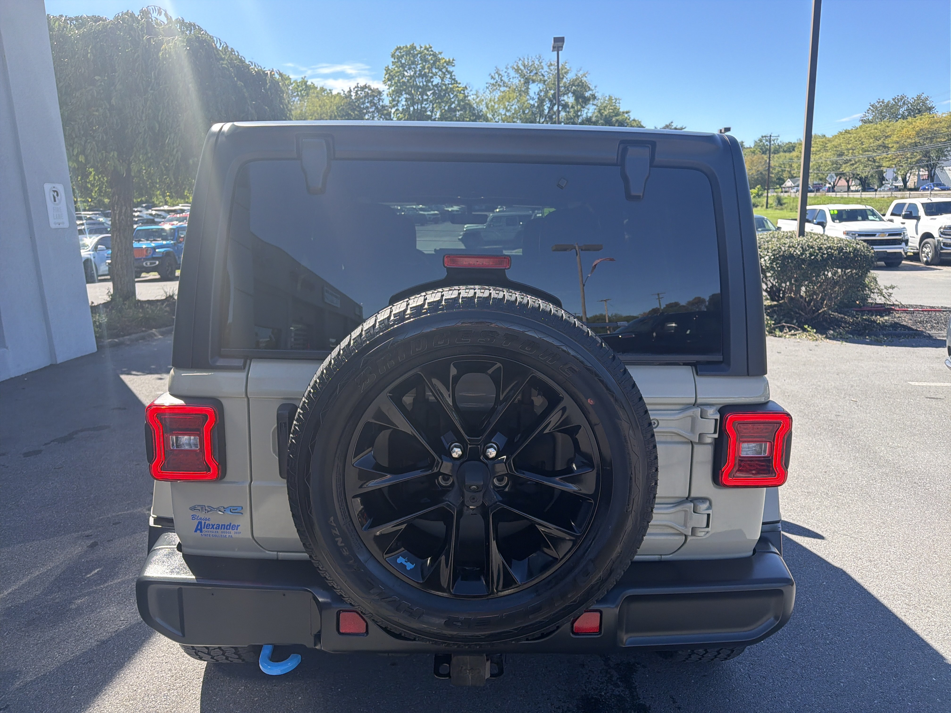 Used 2022 Jeep Wrangler Unlimited Sahara w/ Cold Weather Group AWD/4WD image 4