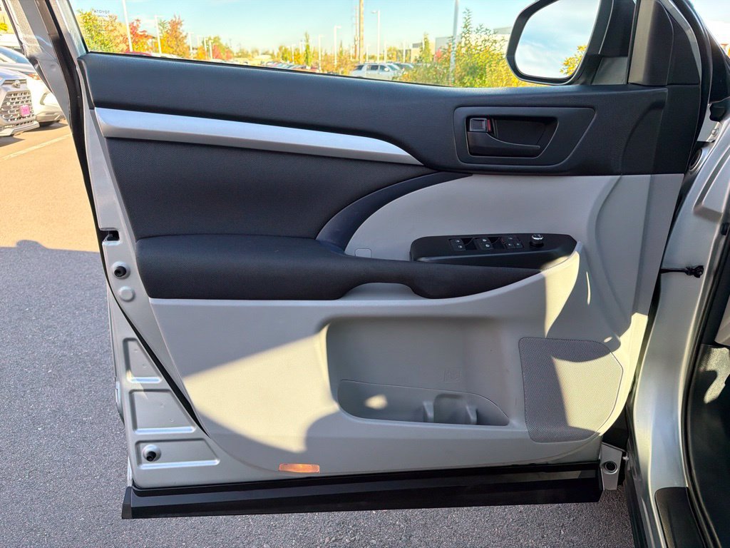 Used 2018 Toyota Highlander LE w/ Protection Package #3 AWD/4WD image 23