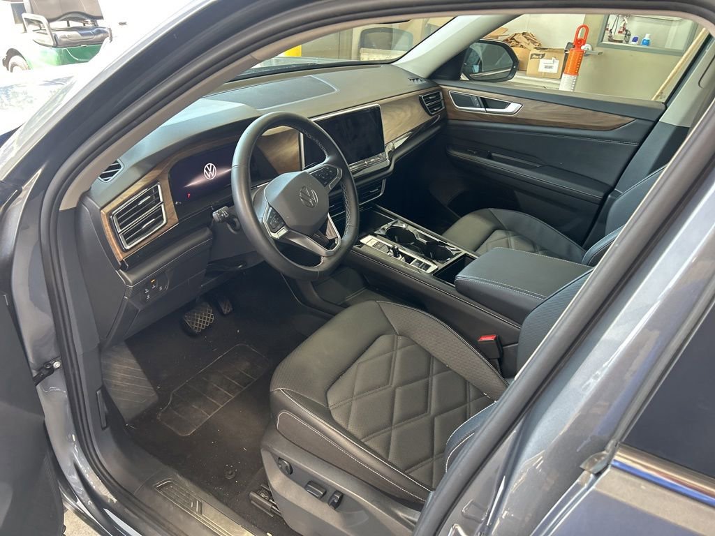 Used 2025 Volkswagen Atlas SE FWD image 3