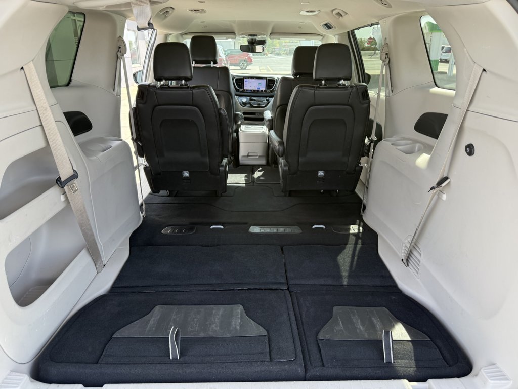 Used 2024 Chrysler Pacifica Touring-L FWD image 18