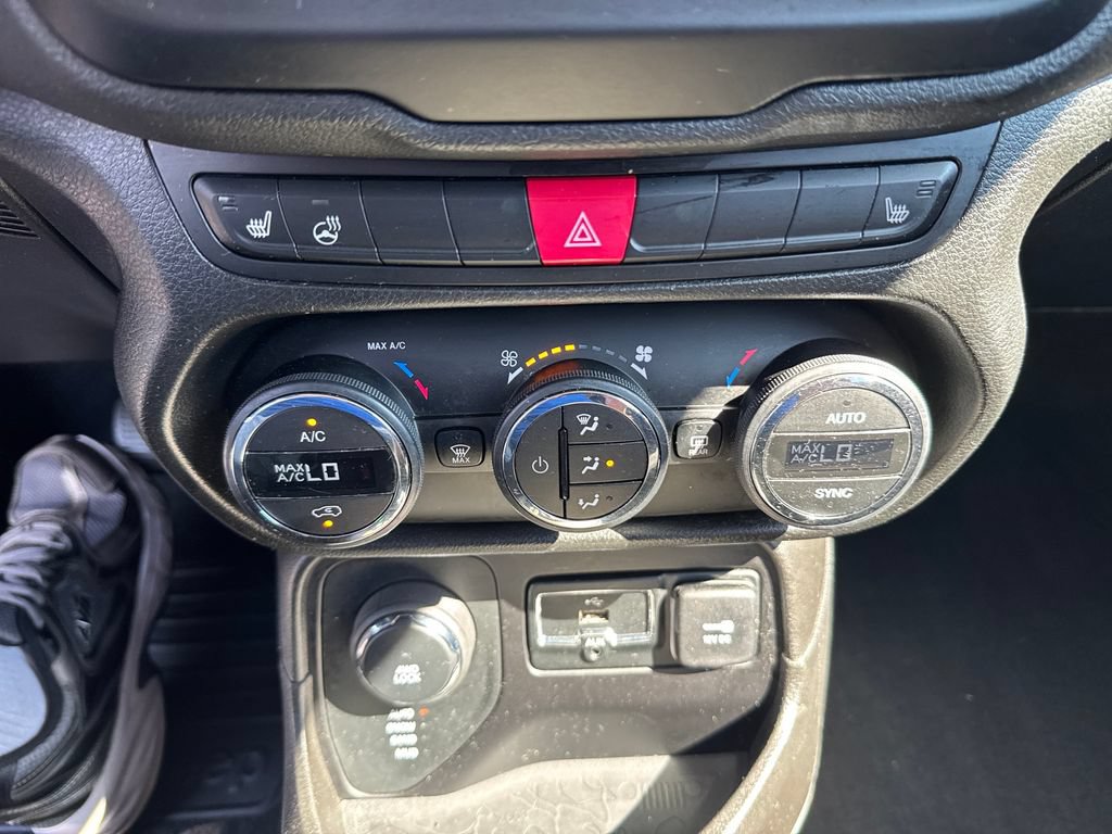 Used 2017 Jeep Renegade Latitude AWD/4WD image 25