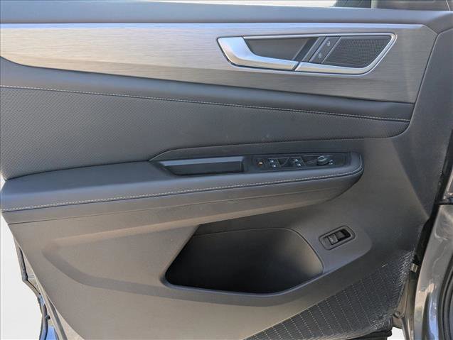 Certified 2025 Volkswagen Atlas Cross Sport SE w/ Panoramic Sunroof Package image 11