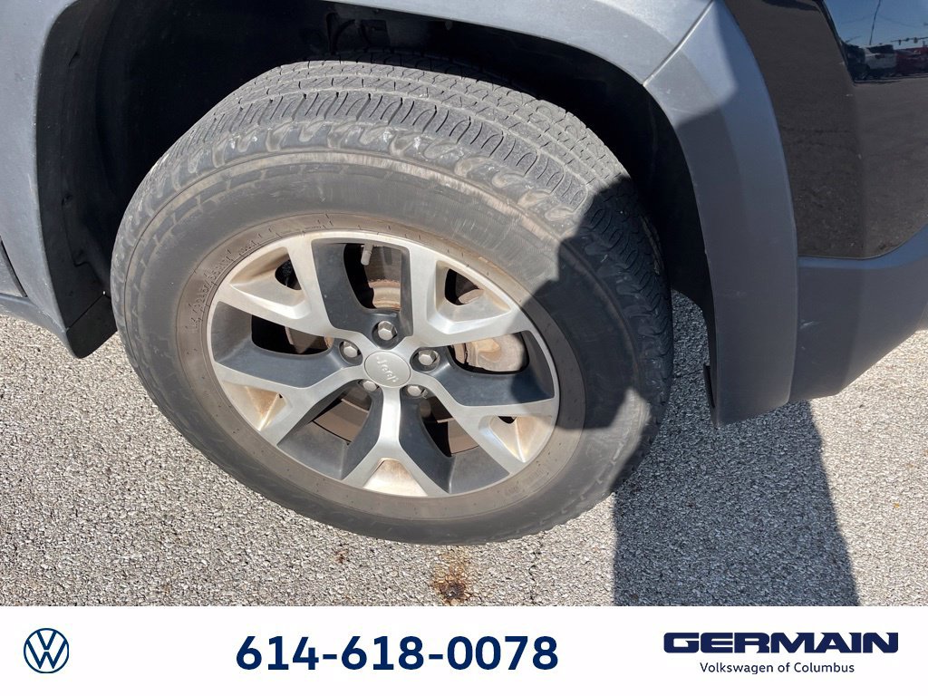 Used 2018 Jeep Cherokee Trailhawk w/ Cold Weather Group AWD/4WD image 8