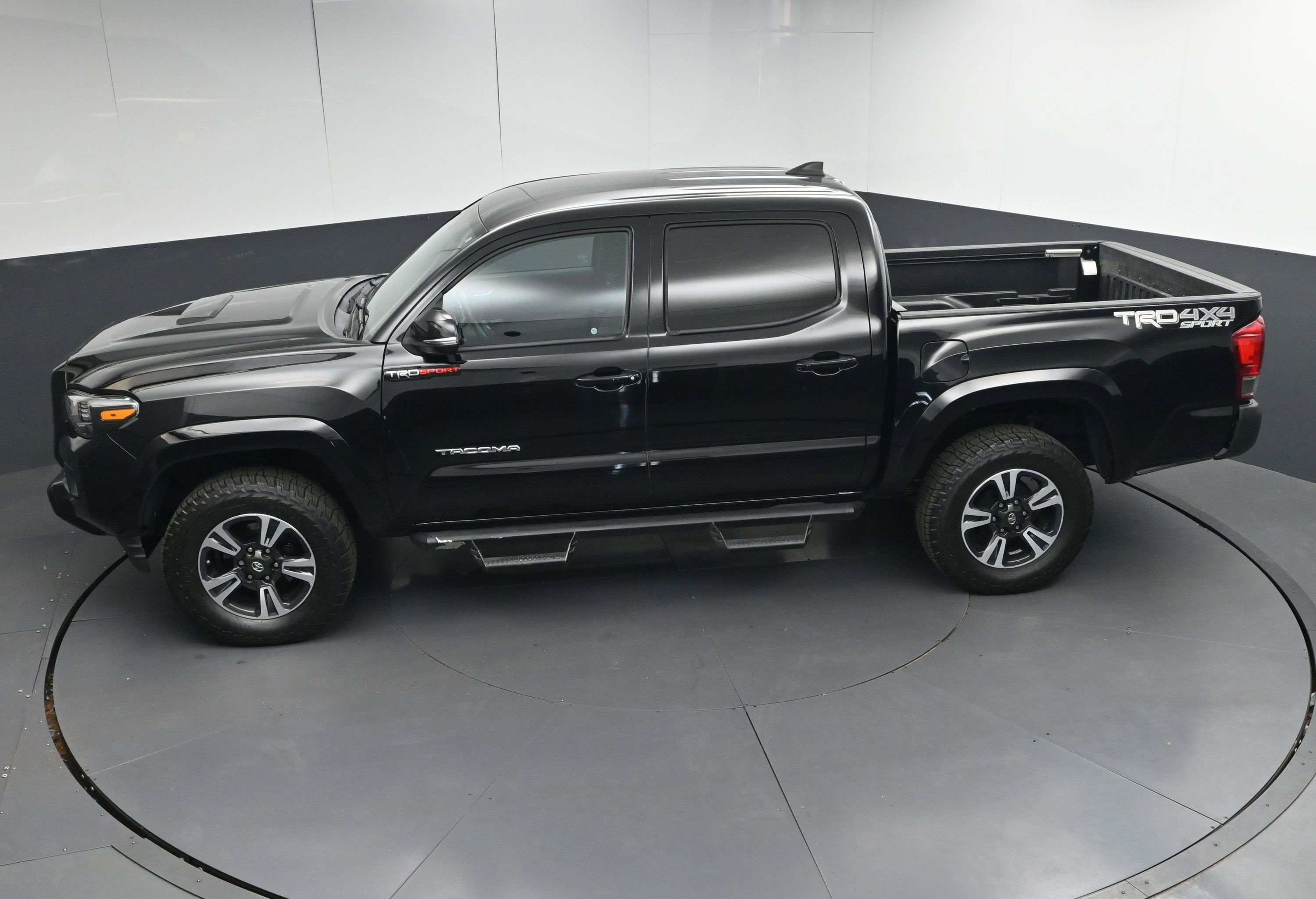 Used 2017 Toyota Tacoma TRD Sport image 41