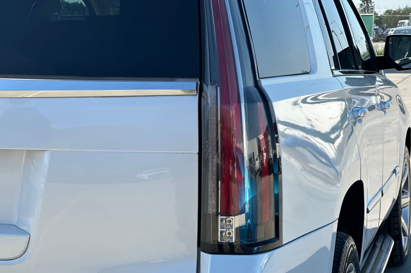 Used 2020 Cadillac Escalade Luxury AWD/4WD image 35