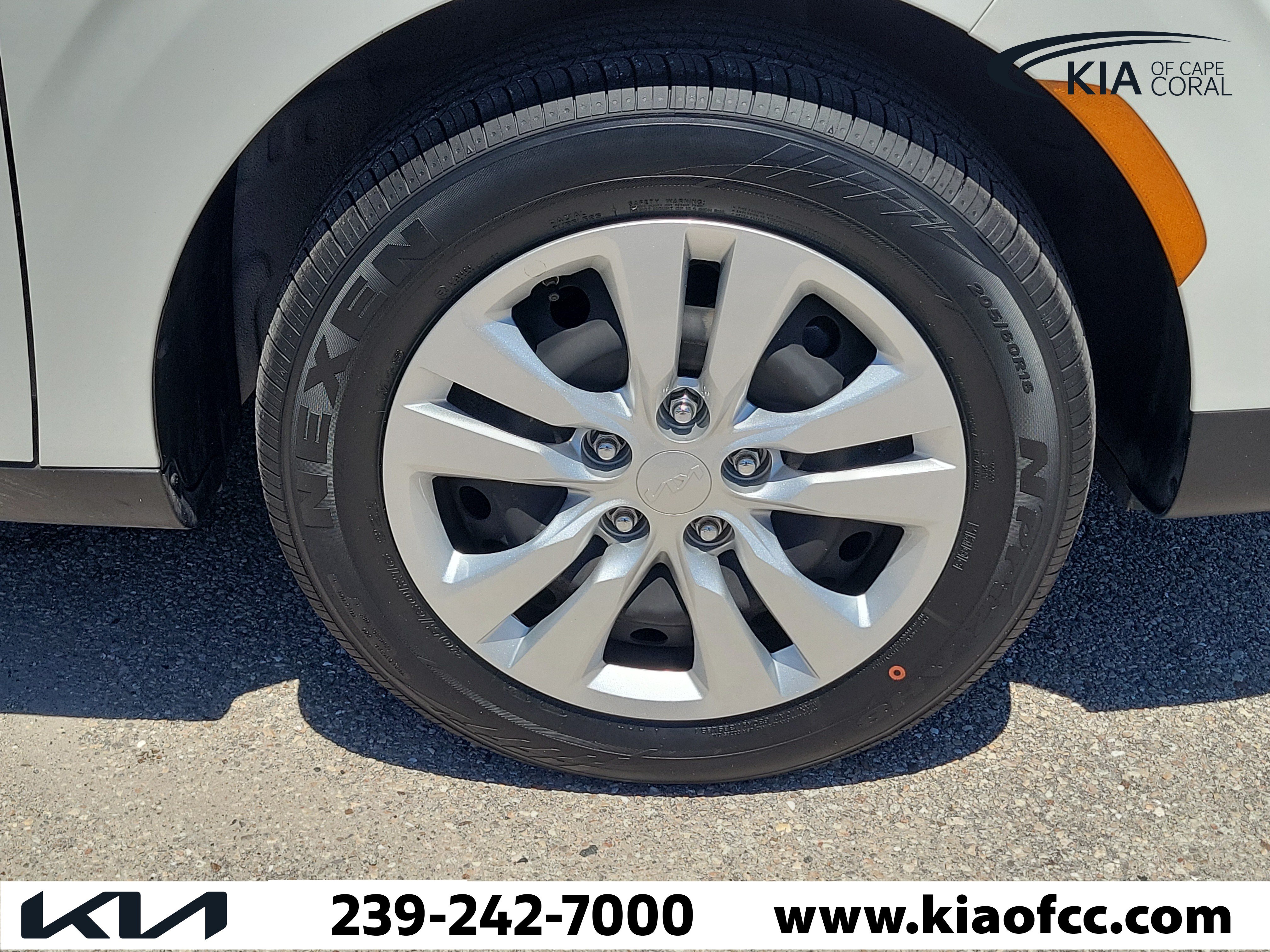 Used 2025 Kia Soul LX FWD image 7