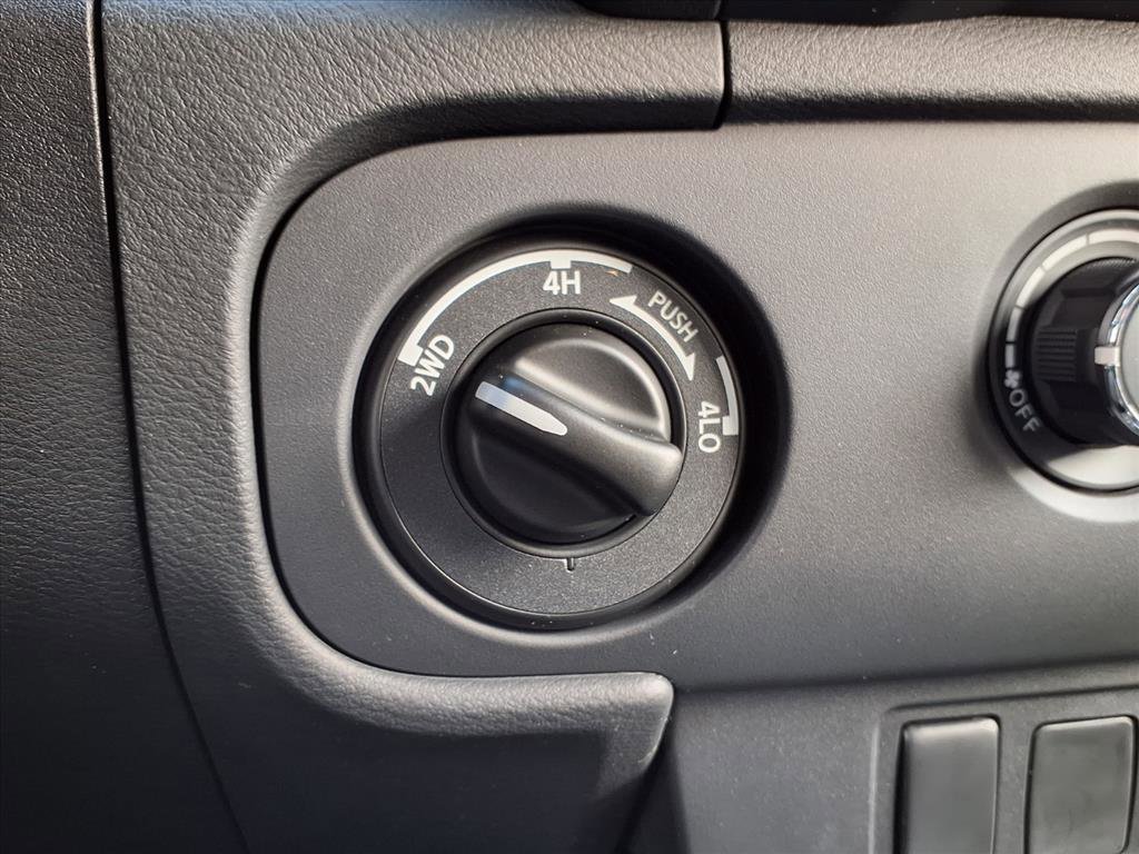 Used 2025 Nissan Frontier SV image 8