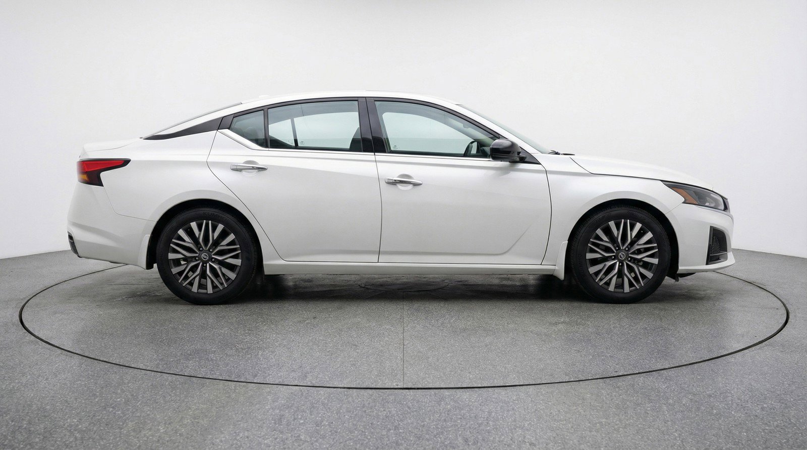 Used 2025 Nissan Altima 2.5 SV FWD image 11