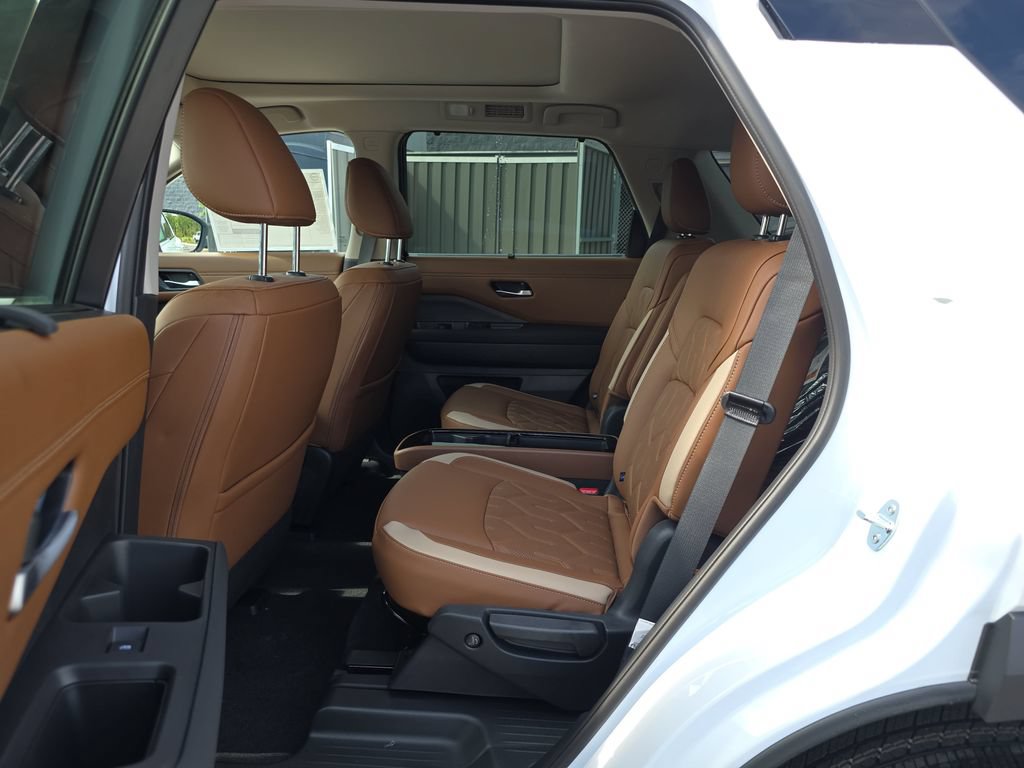 New 2026 Nissan Pathfinder Platinum FWD image 18