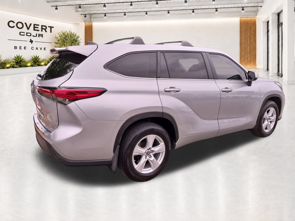 Used 2023 Toyota Highlander L FWD image 11