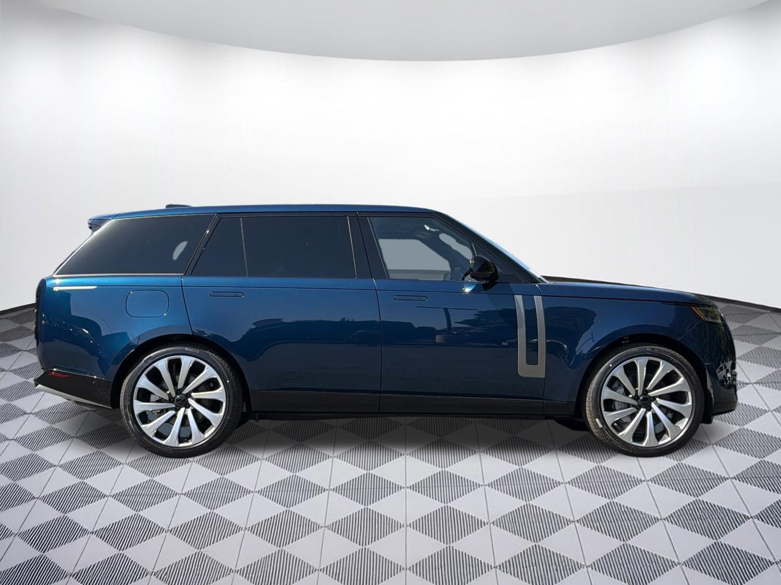 New 2026 Land Rover Range Rover Long Wheelbase SE AWD/4WD image 8