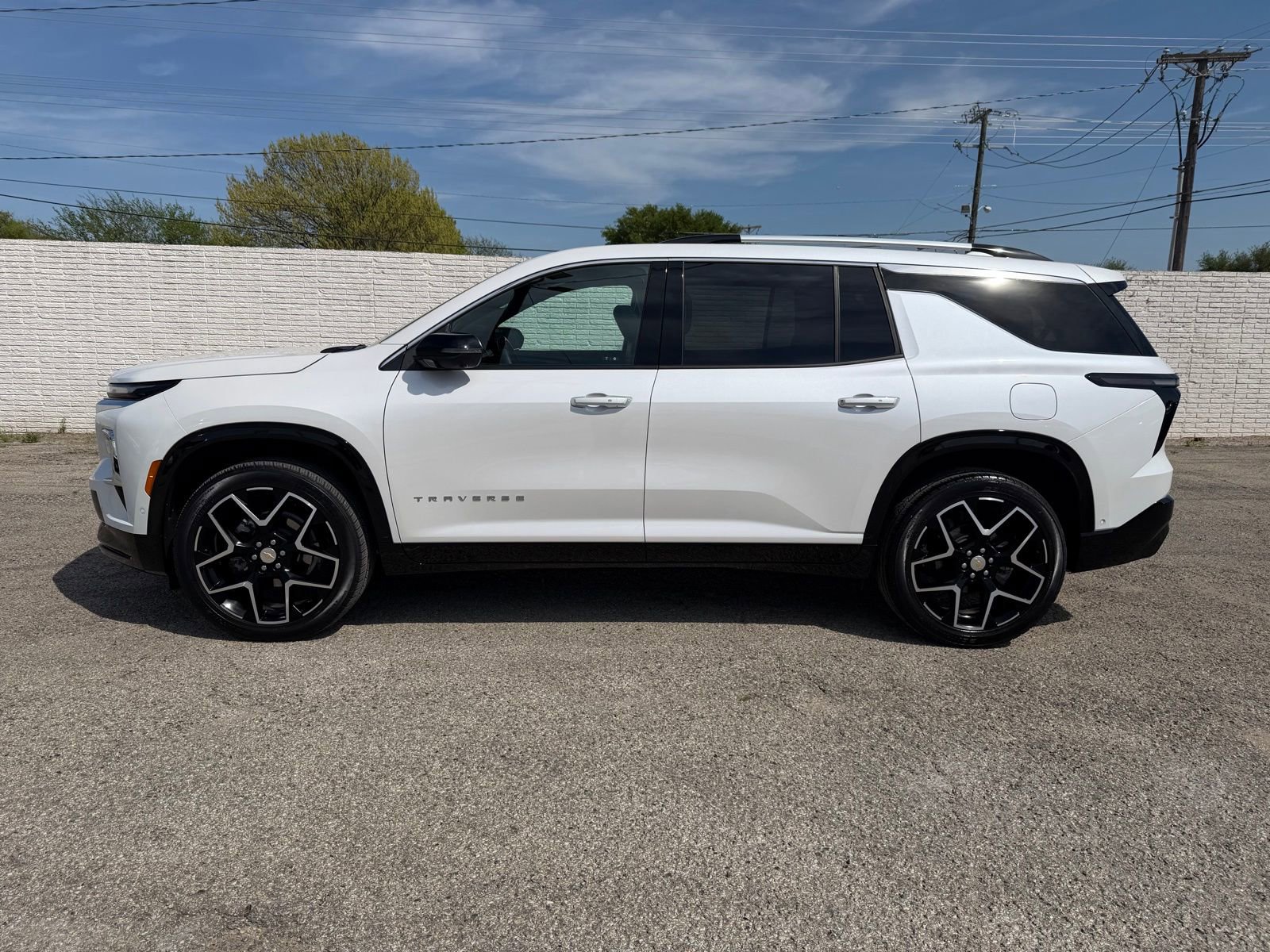 Used 2025 Chevrolet Traverse High Country image 3