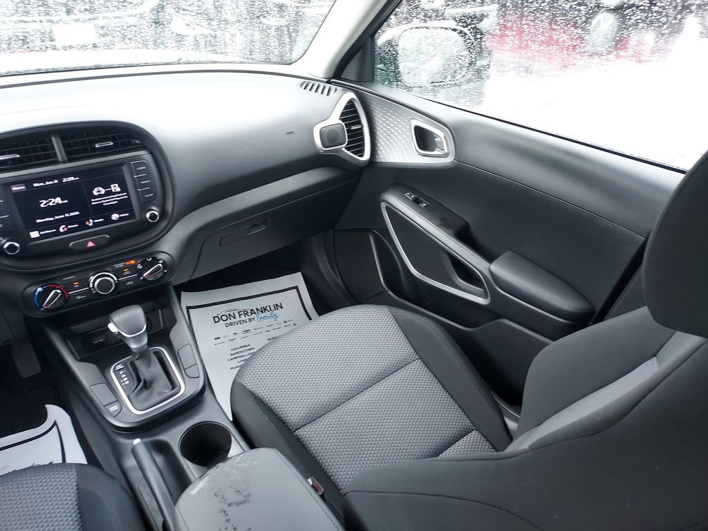 Used 2025 Kia Soul LX w/ LX Technology Package FWD image 11