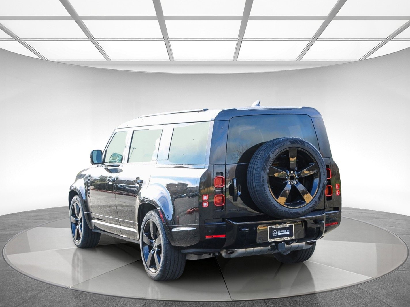 Used 2025 Land Rover Defender 130 X-Dynamic SE image 2