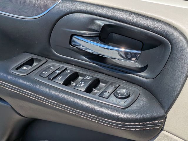 Used 2016 Chrysler Town & Country Touring-L w/ Driver Convenience Group FWD image 12