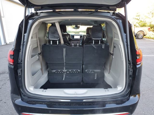 Used 2024 Chrysler Pacifica Touring-L image 8