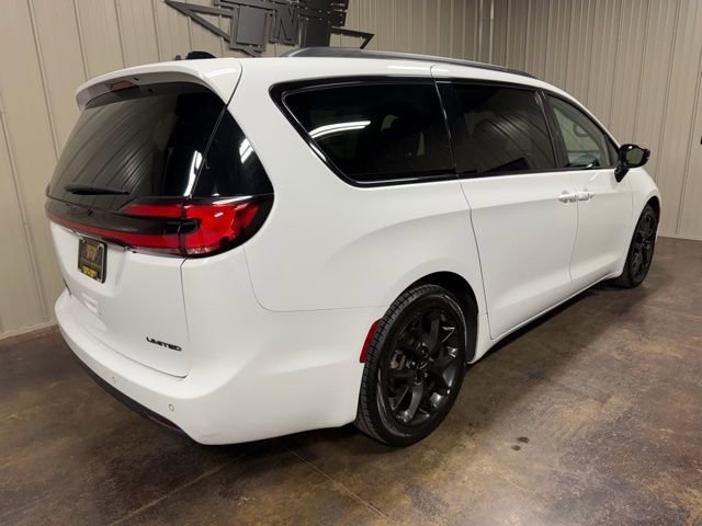 Used 2025 Chrysler Pacifica Limited image 8