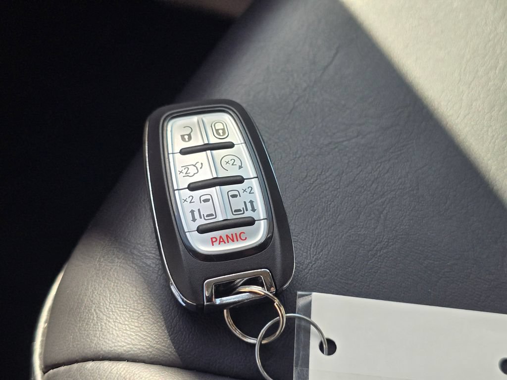 Used 2023 Chrysler Pacifica Touring-L FWD image 32