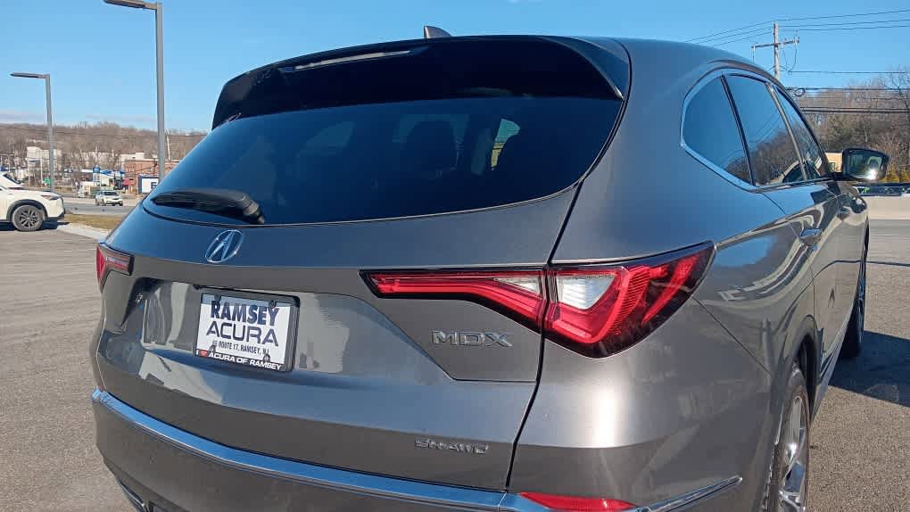 Used 2023 Acura MDX SH-AWD w/ Technology Package image 3