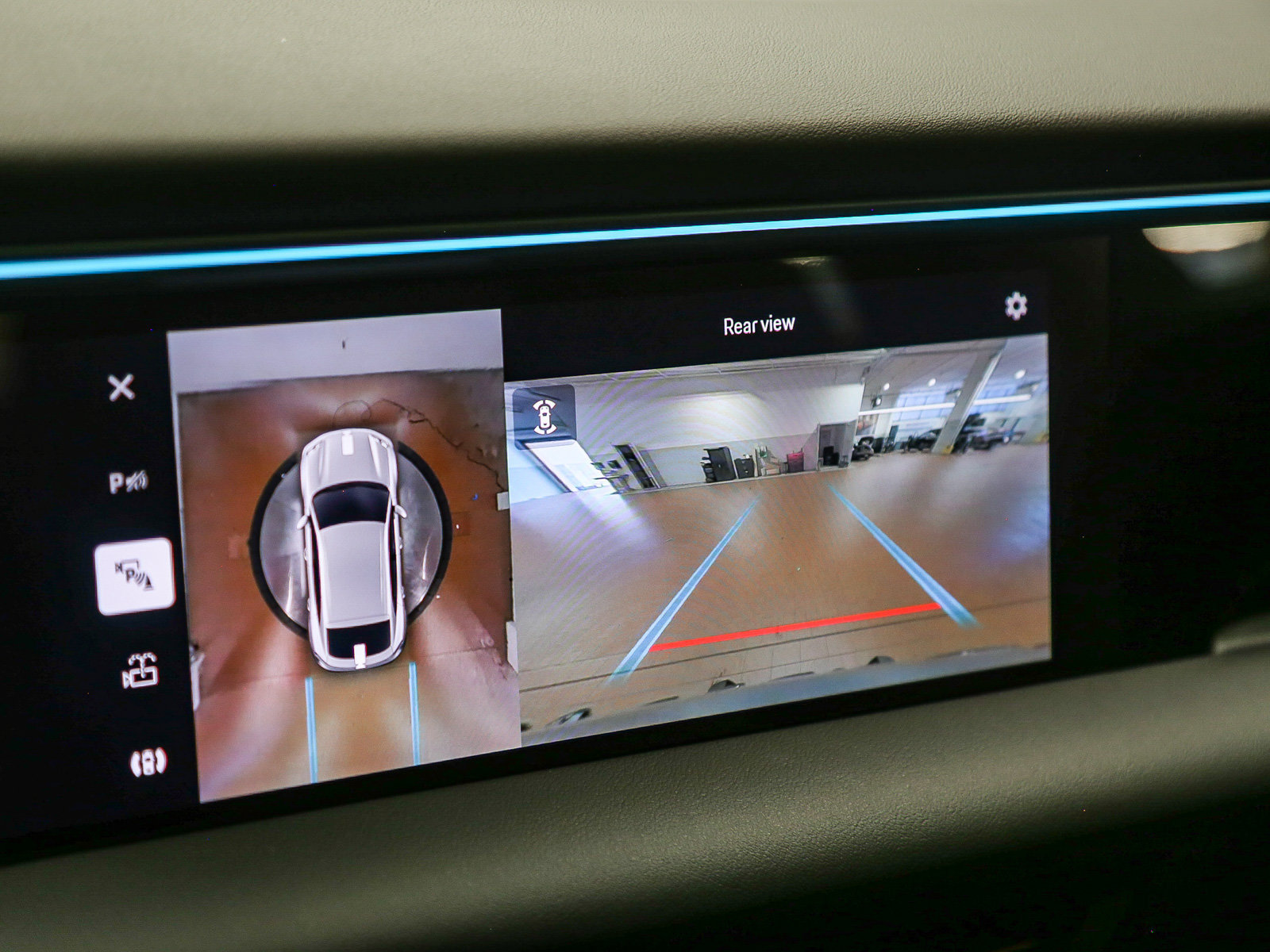 Certified 2025 Porsche Macan 4S Electric AWD/4WD image 29