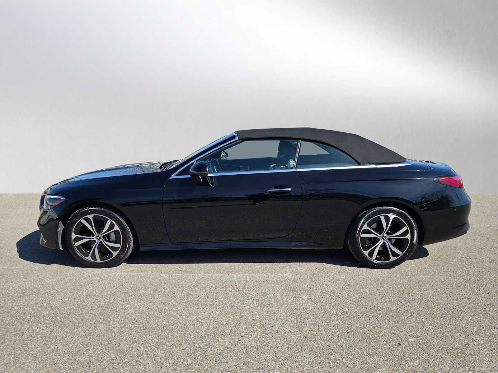 Used 2025 Mercedes-Benz CLE 300 4MATIC Cabriolet image 6