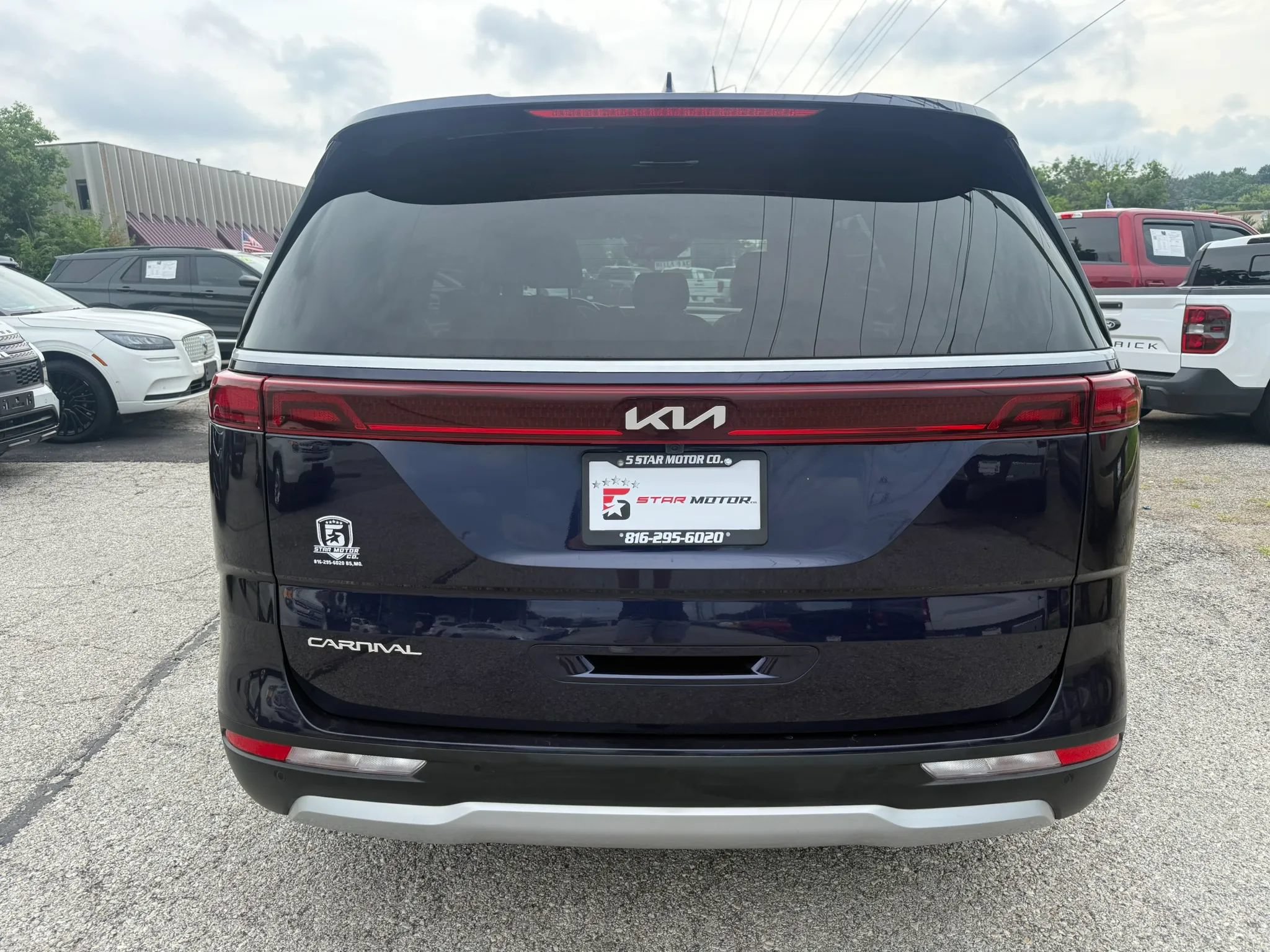 Used 2024 Kia Carnival LX FWD image 4