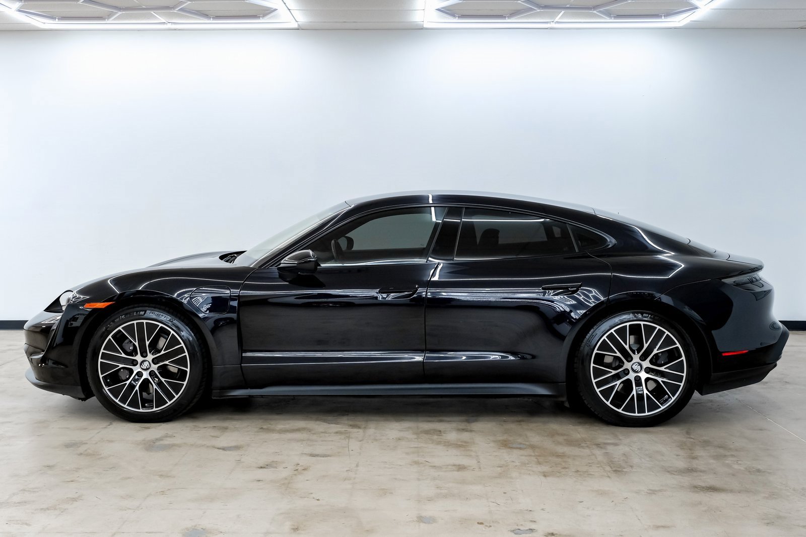 Used 2023 Porsche Taycan image 8
