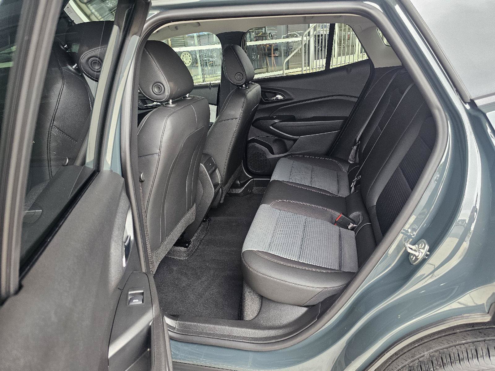 Used 2025 Chevrolet Trax LT w/ LT Convenience Package FWD image 17