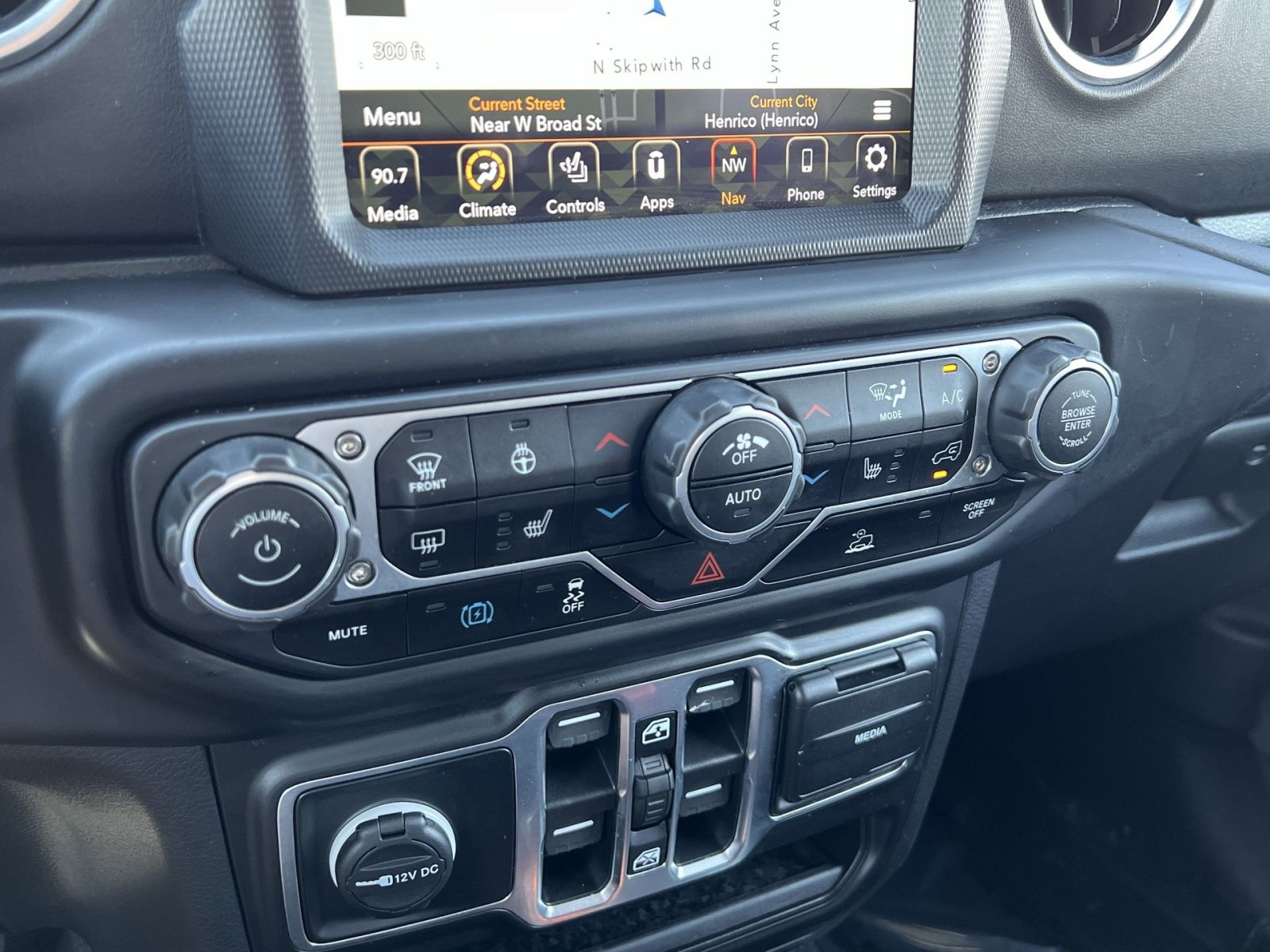 Used 2023 Jeep Wrangler Unlimited Sahara w/ Cold Weather Group AWD/4WD image 18