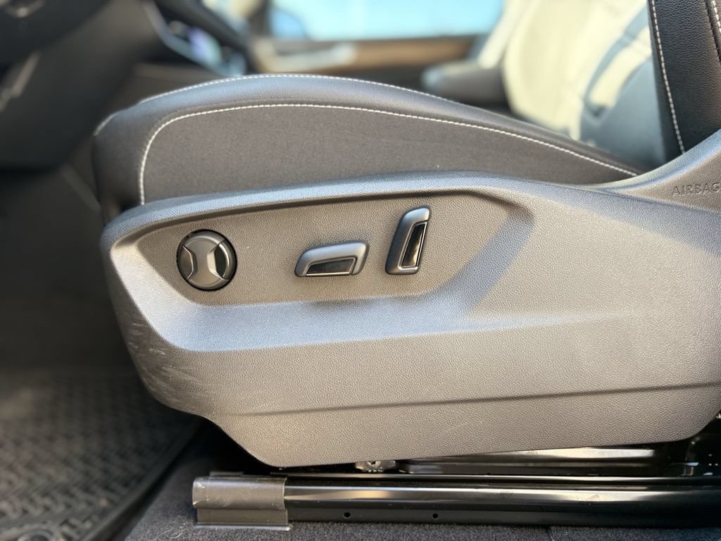 Used 2025 Volkswagen Atlas SE FWD image 13