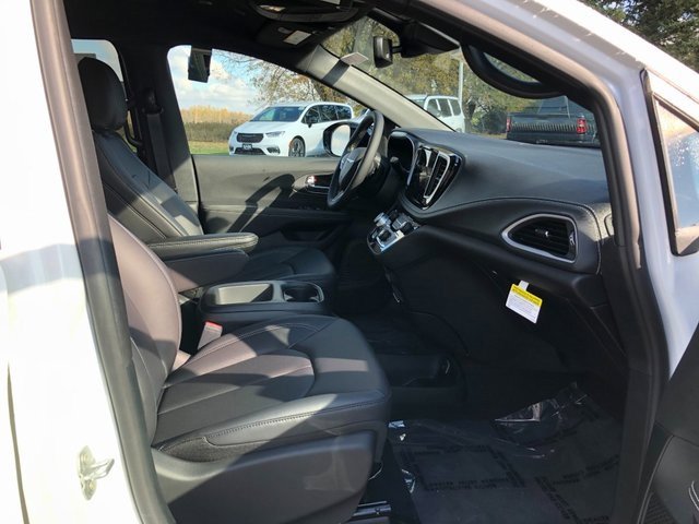 New 2026 Chrysler Pacifica Select image 13