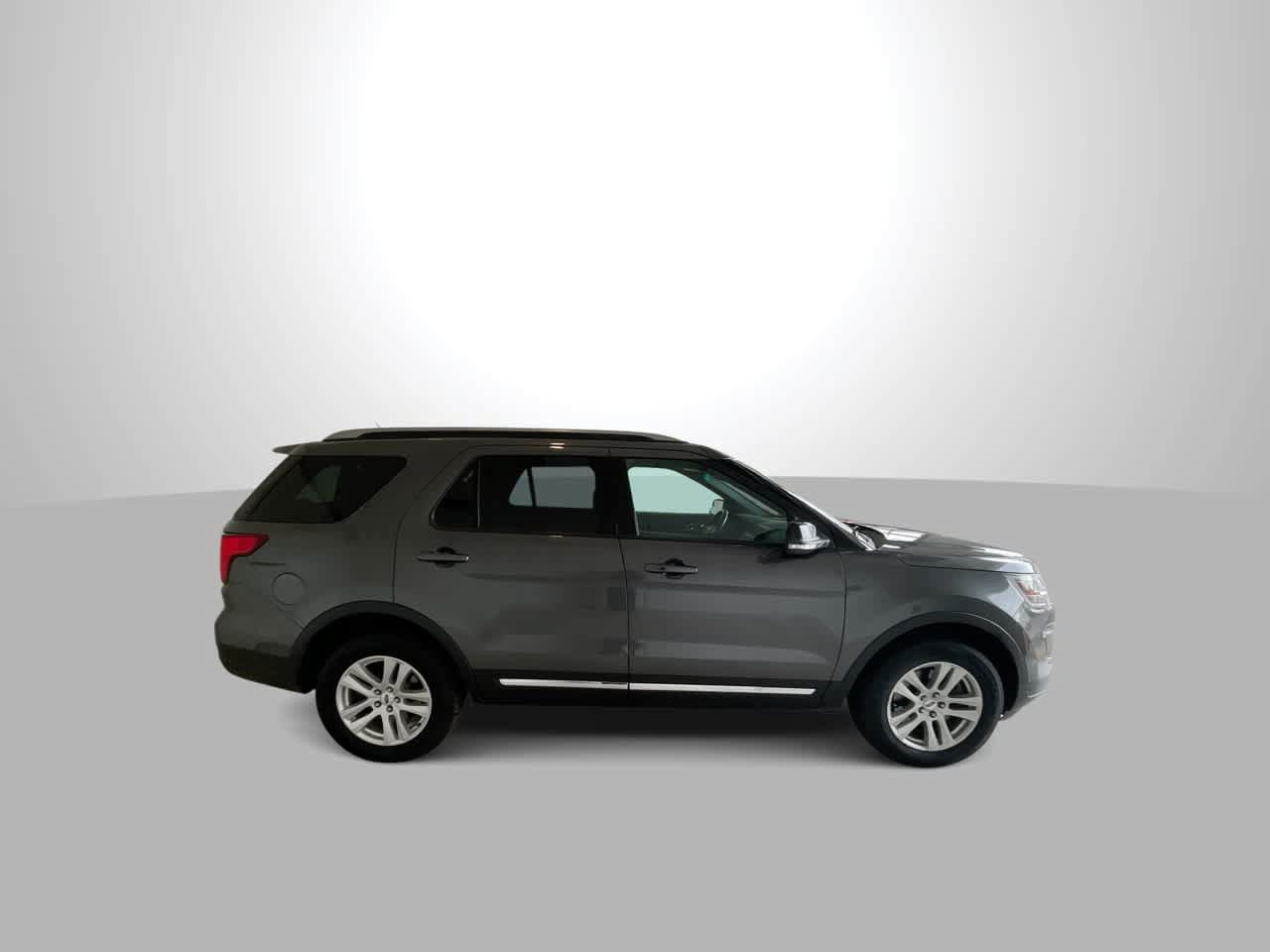Used 2018 Ford Explorer XLT AWD/4WD image 9