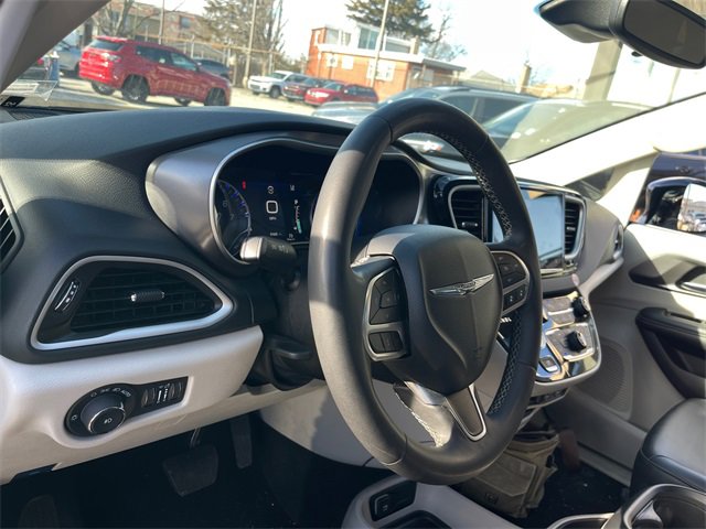 Used 2024 Chrysler Pacifica Touring-L image 9