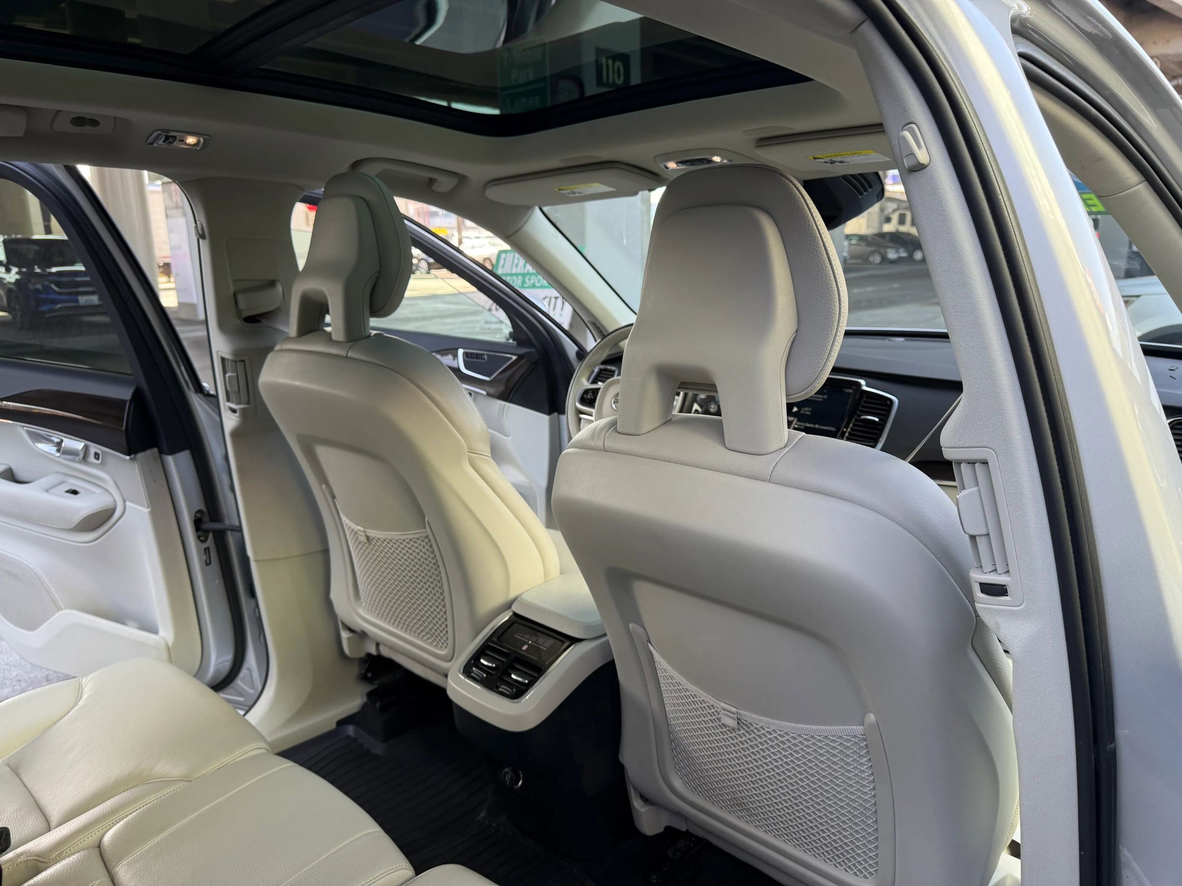 Used 2018 Volvo XC90 T6 Momentum w/ Convenience Package image 21