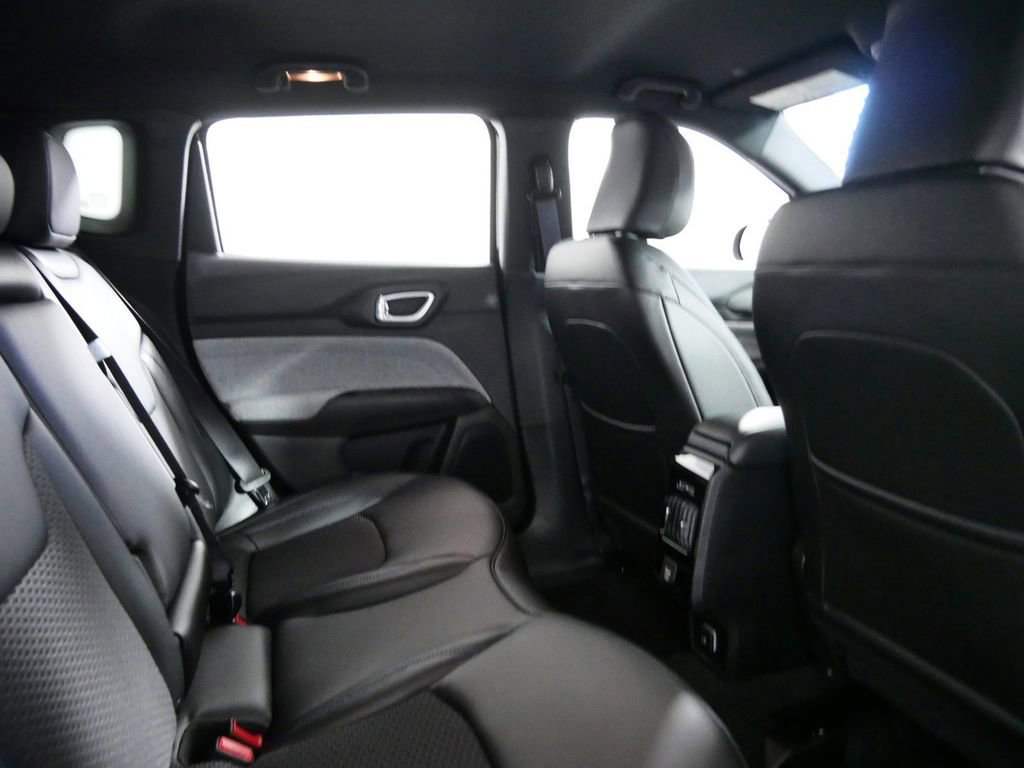 Used 2024 Jeep Compass Latitude image 24