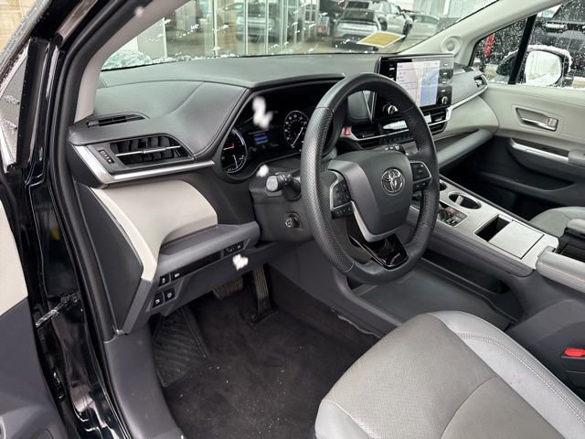 Used 2022 Toyota Sienna Limited image 22