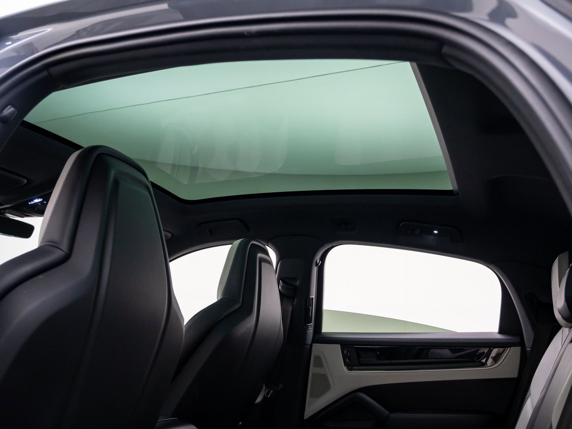 Certified 2025 Porsche Cayenne Coupe AWD/4WD image 17