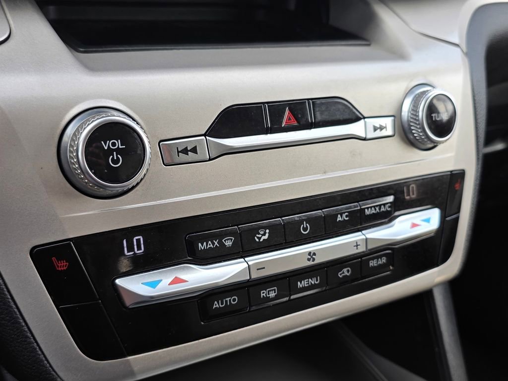 Used 2021 Ford Explorer XLT image 26