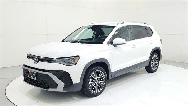 Used 2025 Volkswagen Taos SE image 3