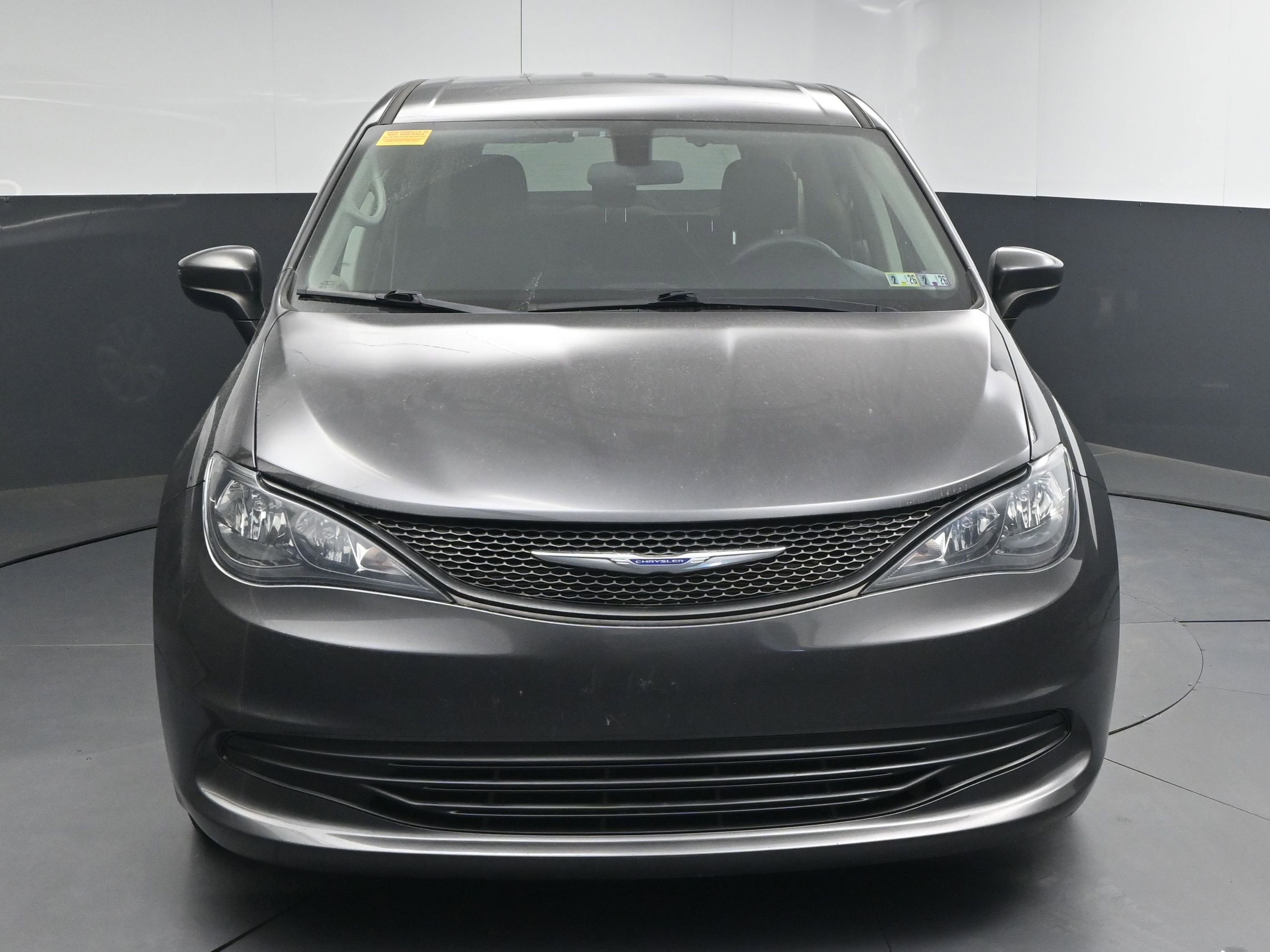 Used 2020 Chrysler Voyager L image 2