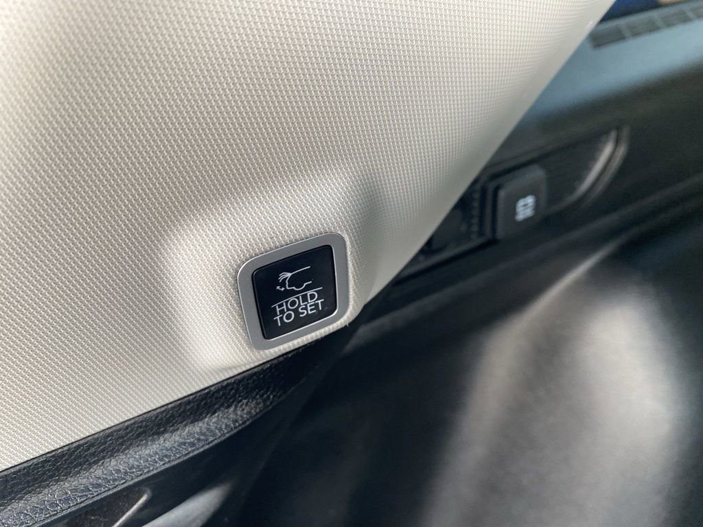 Used 2023 Jeep Grand Cherokee Limited w/ Black Appearance Package image 15