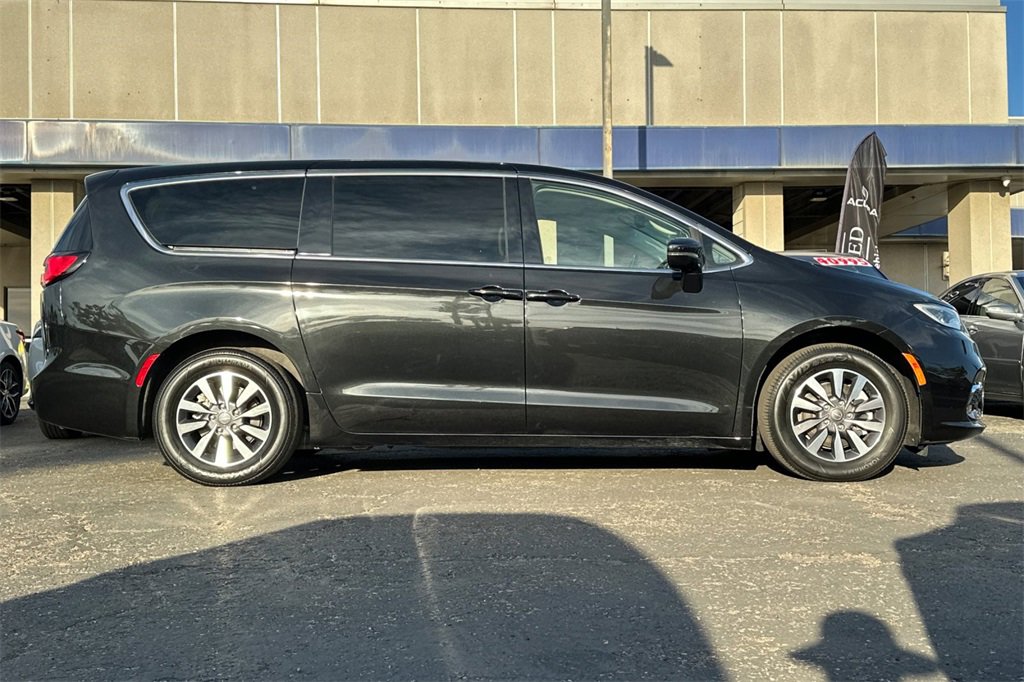 Used 2022 Chrysler Pacifica Touring-L image 3