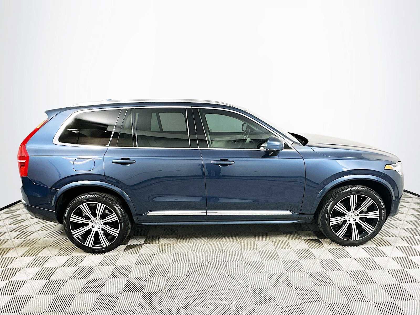 Used 2025 Volvo XC90 B6 Plus w/ Protection Package Premier image 8