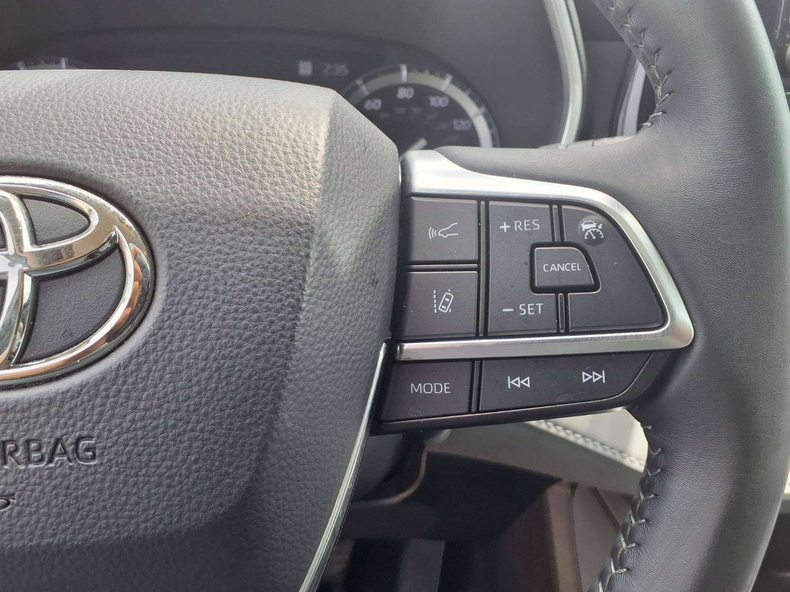 Used 2020 Toyota Highlander XLE FWD image 16