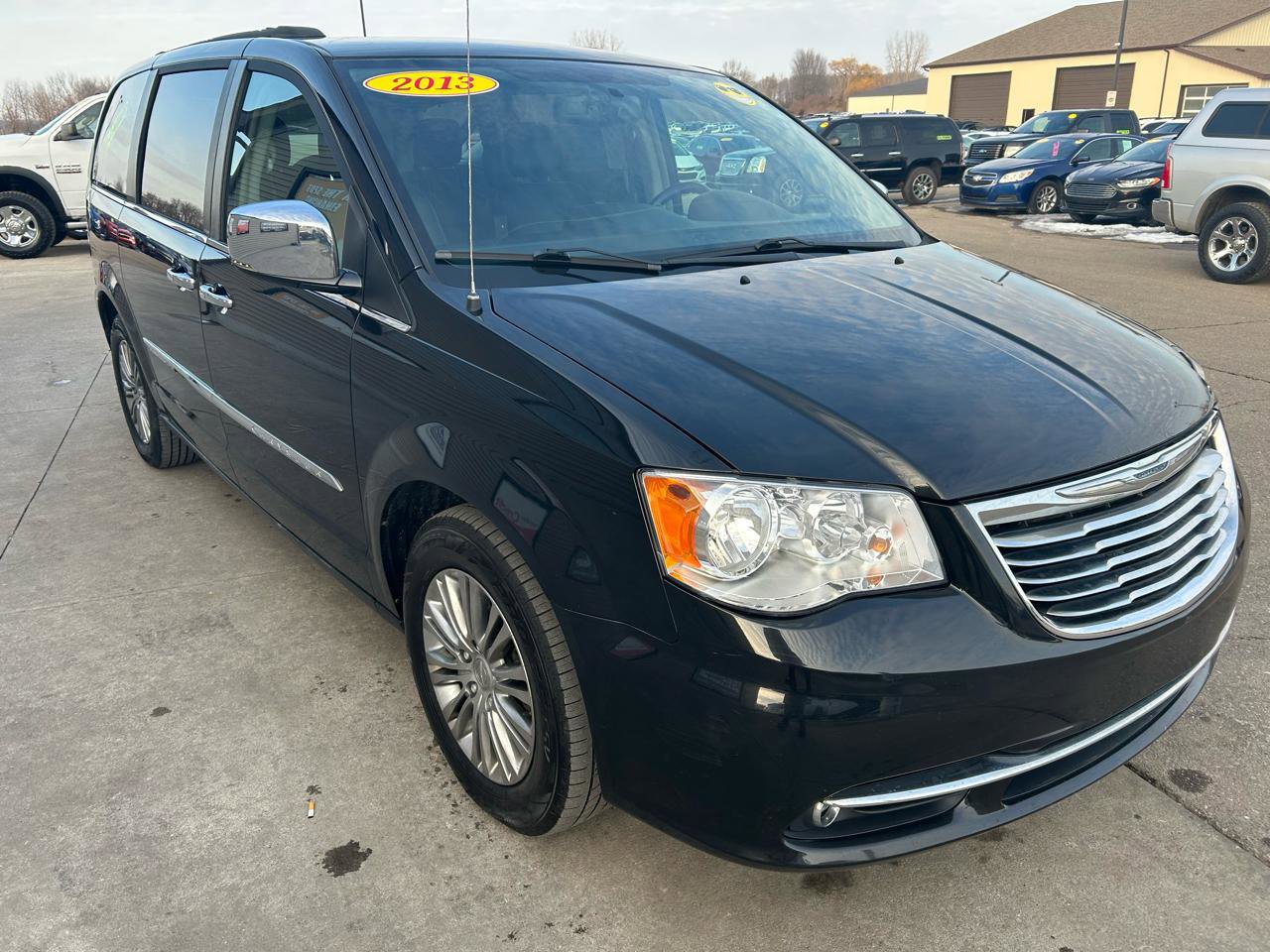 Used 2013 Chrysler Town & Country Touring-L w/ Driver Convenience Group image 3