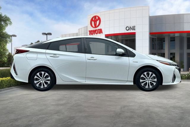 Used 2021 Toyota Prius Prime XLE image 3