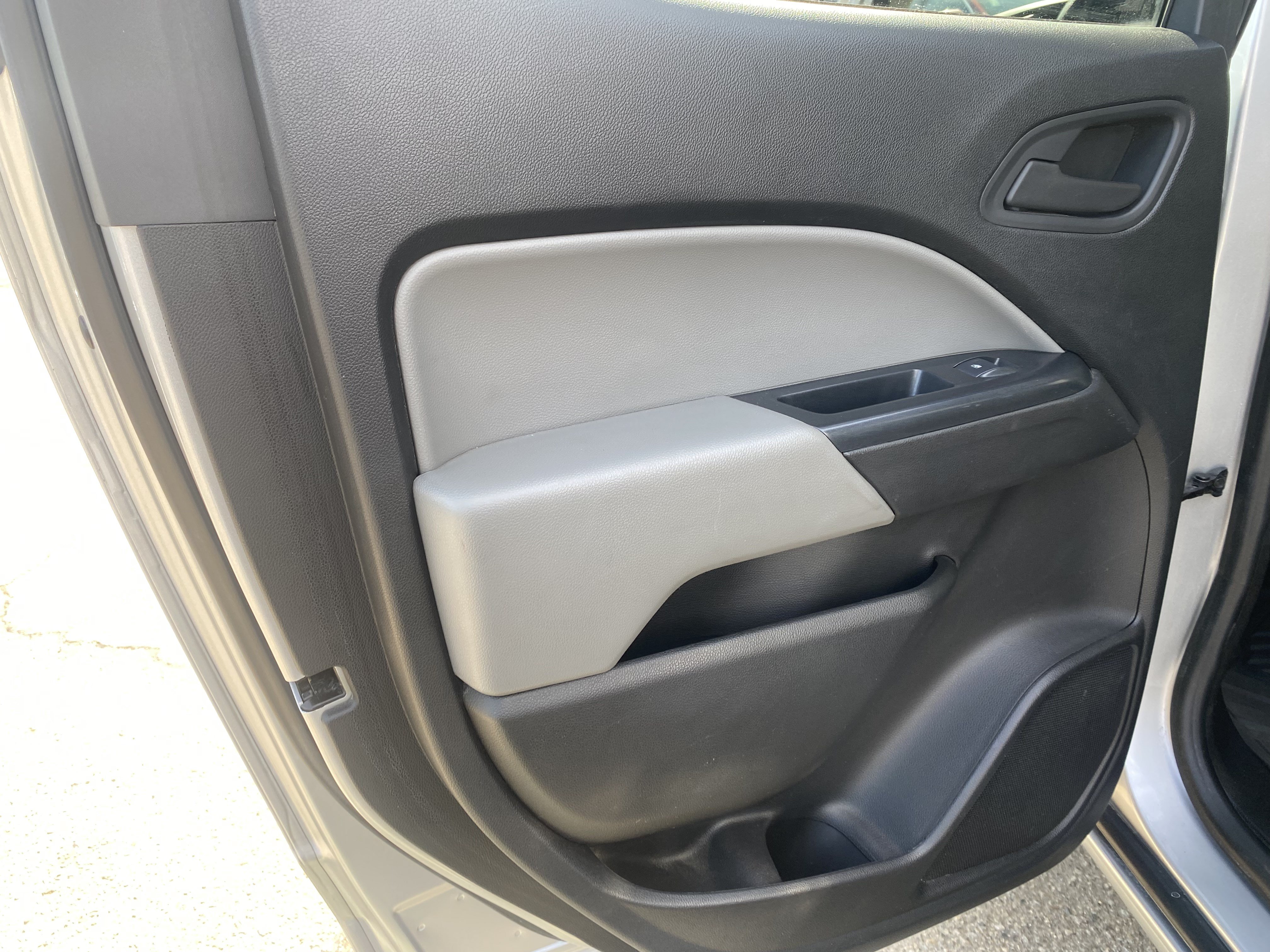 Used 2018 Chevrolet Colorado W/T w/ WT Convenience Package RWD image 16
