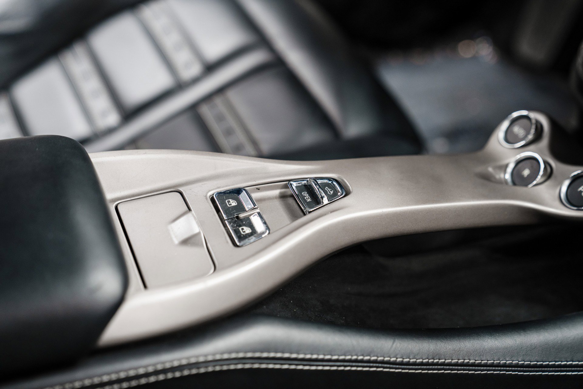 Used 2014 Ferrari California image 24