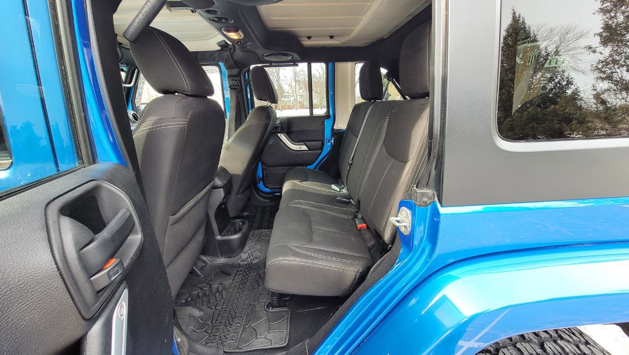 Used 2014 Jeep Wrangler Unlimited Sahara w/ Dual Top Group AWD/4WD image 18