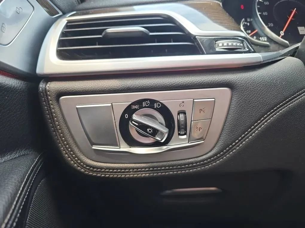 Used 2019 BMW 740i w/ Cold Weather Package RWD image 23